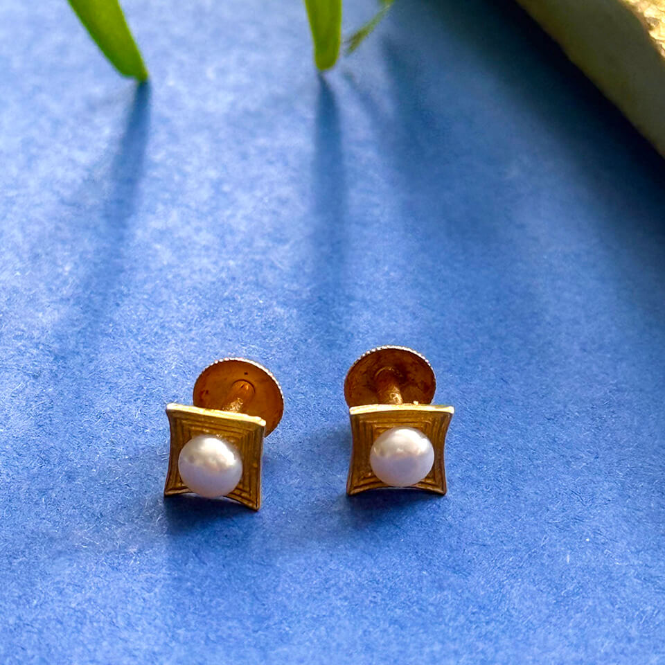 Gold Pearl Stud Earrings in 18kt GS636