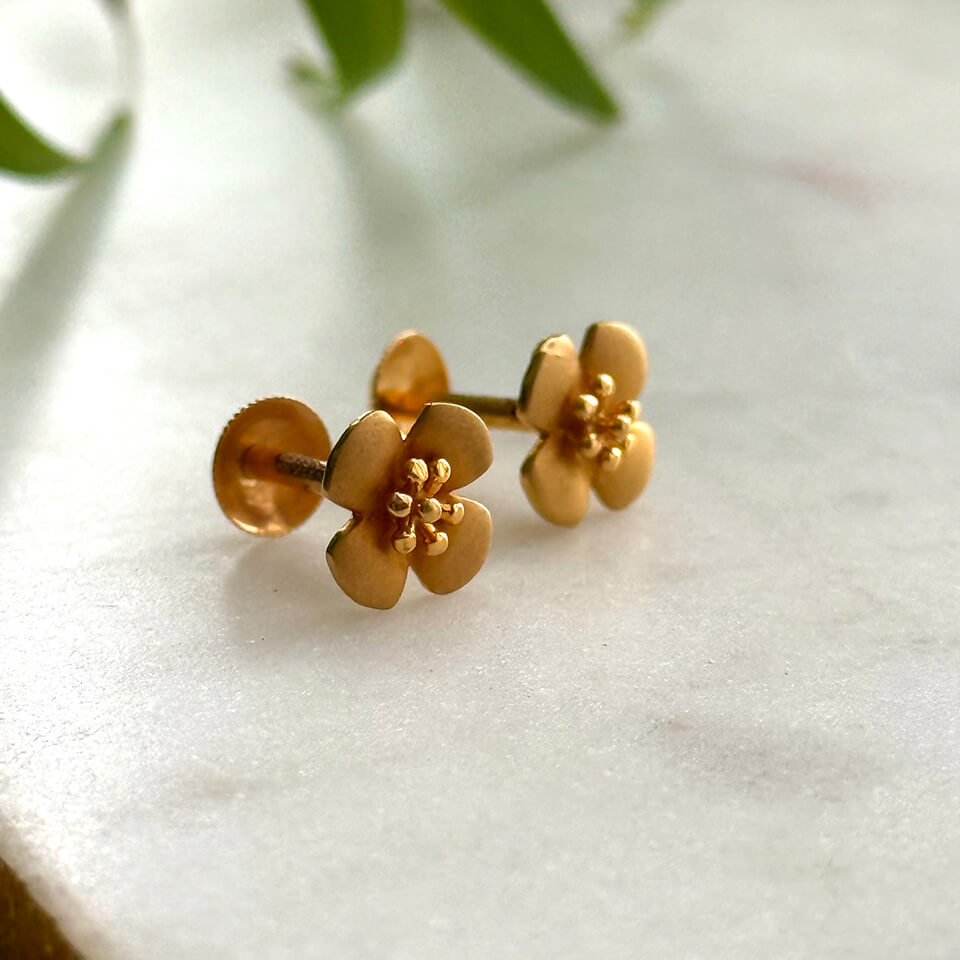 Lightweight Flower Design Studs in 22kt Gold GS558